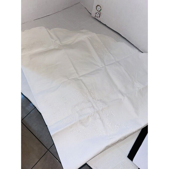 Vintage tablecloth Scalloped edge  60 X 60 white cotton - Picture 10 of 16
